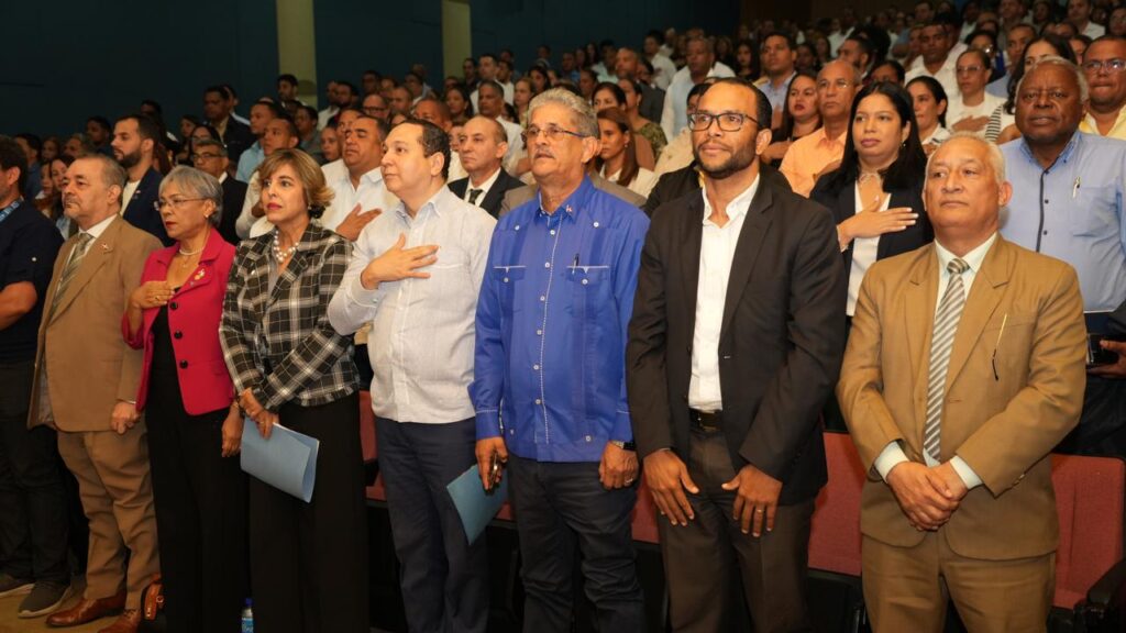 3 autoridades durante la apertura del precongreso 28 at 11.45.16 am