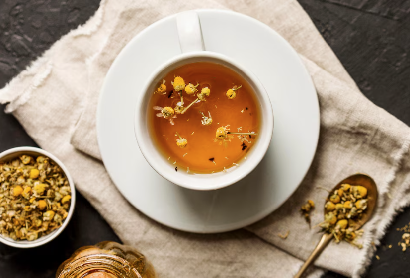 La manzanilla, rica en flavonoides y aceites esenciales, reduce la inflamación en la garganta gracias a sus propiedades antiinflamatorias. (Fuente externa)