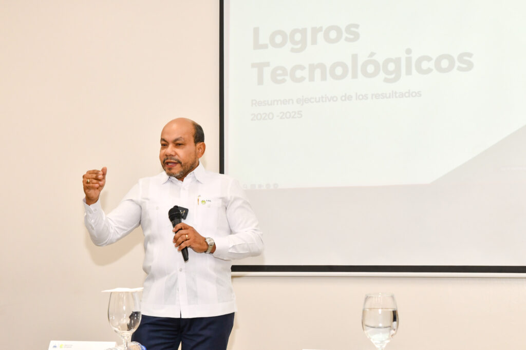 el director general de la dgii, luis valdez veras se dirige a los presentes