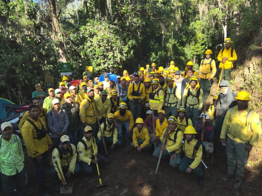 medio ambiente dice avanza en control de incendio en parque nacional armando bermudez 2