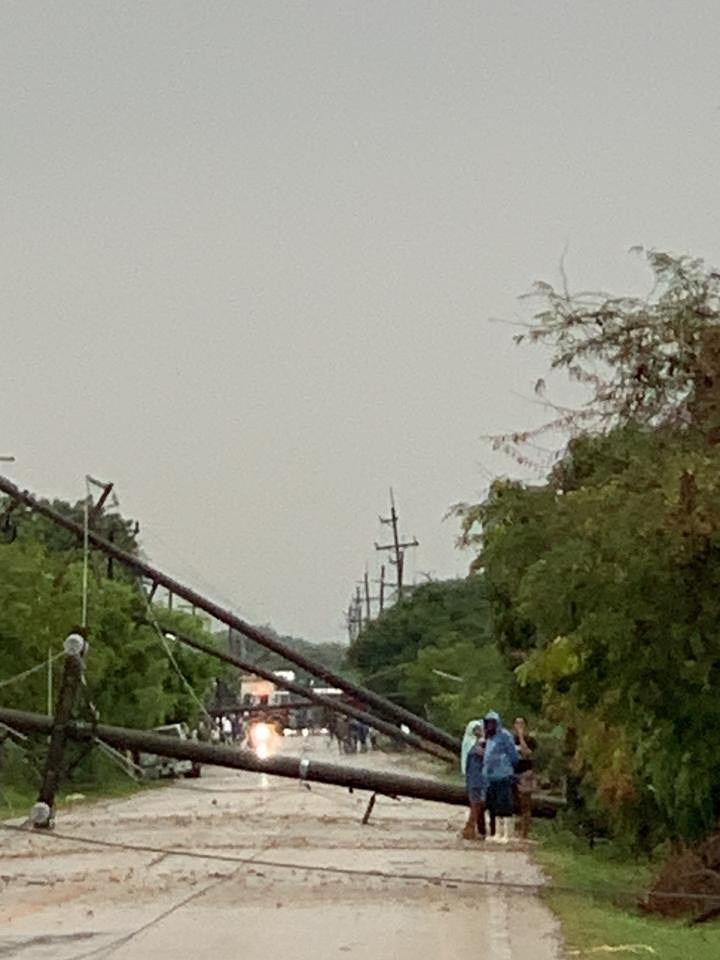 pedimos a la población tener paciencia ya que en los bancos se cayeron siete postes de luz y est (1)