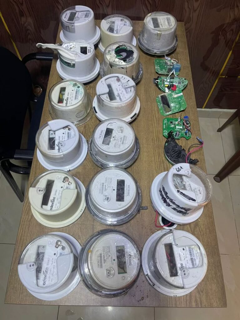 policía nacional apresa en flagrante delito a “machetico”, por robo de 15 medidores eléctricos