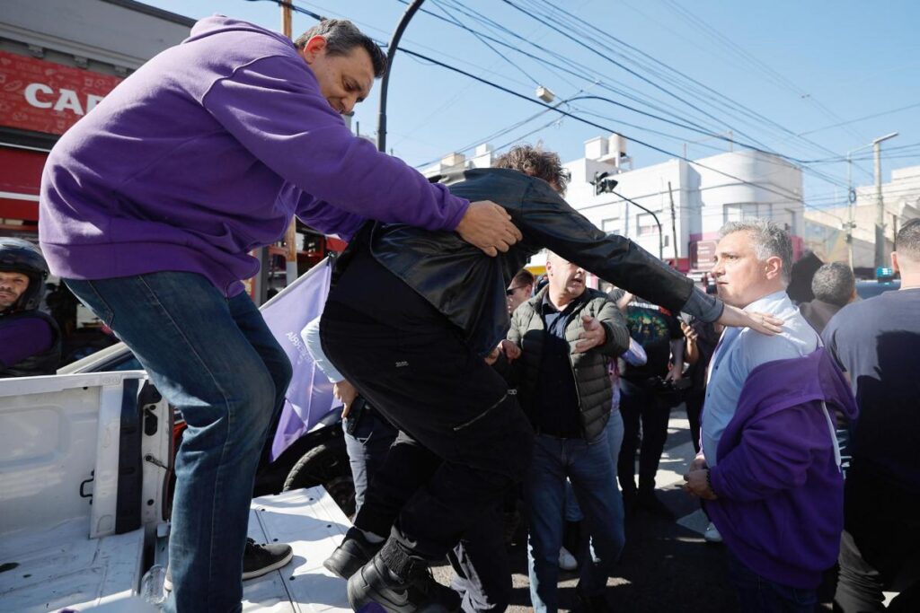 milei custodiado por la policia este miercoles