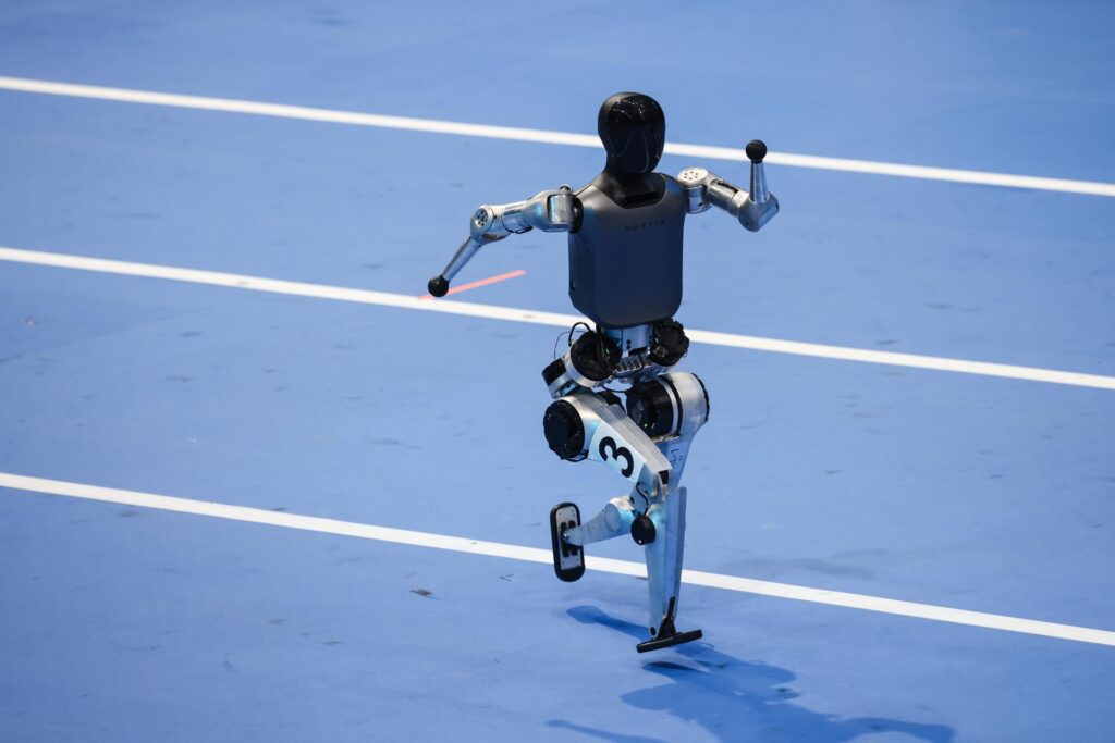 pekín inaugura los primeros juegos mundiales de robots humanoides con equipos de 16 países