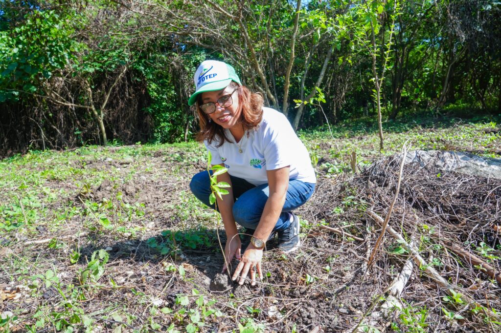 iris hurtado directora del a regional oriental del infotep en la jornada de reforestacion en hato mayor