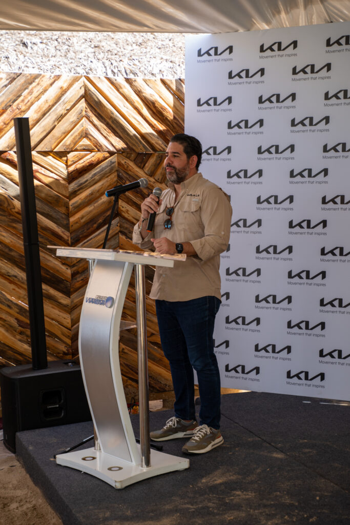 luis ricart, gerente de marca de kia en el país, ofreciendo información sobre el nuevo modelo