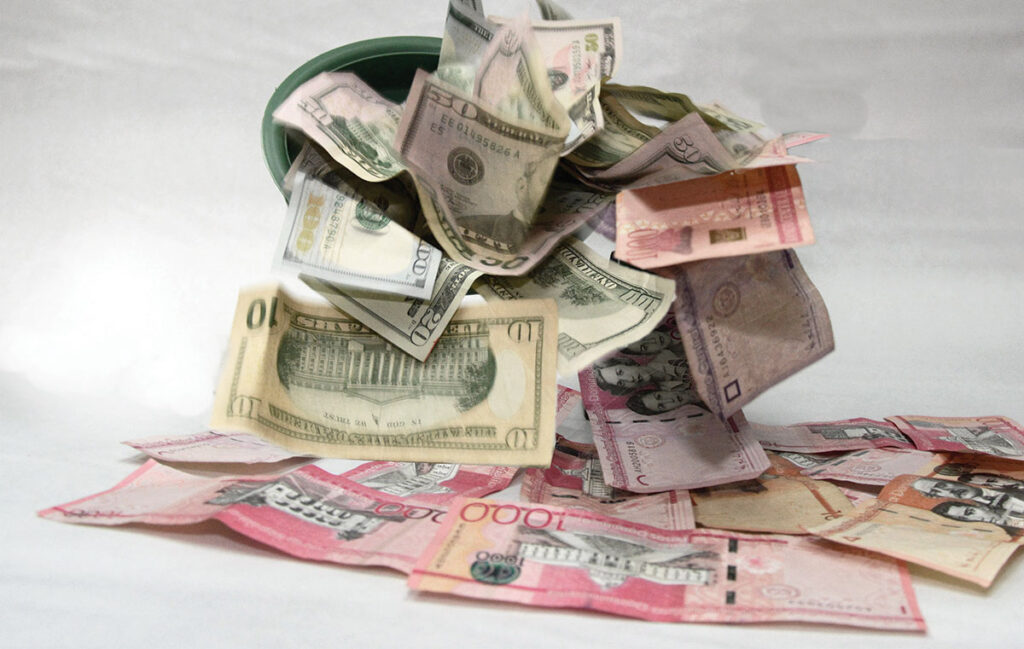 pesos y dolares moneda estadounidense