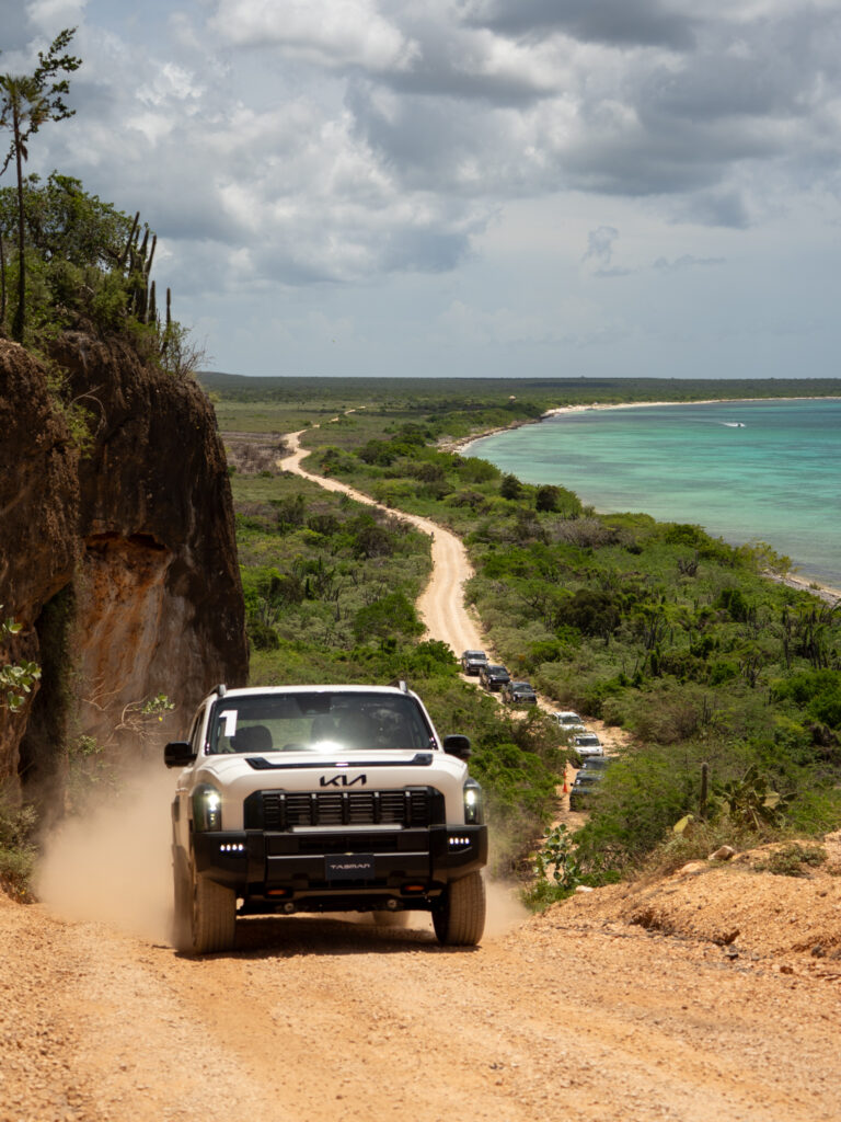 probando la nueva kia tasman en el impresionante entorno de bahía de las Águilas, pedernales