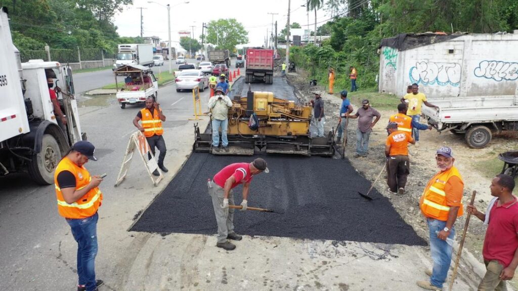 alcaldia de sdn y obras publicas intervienen principales avenidas con amplio programa de asfaltado y bacheo en ese municipio
