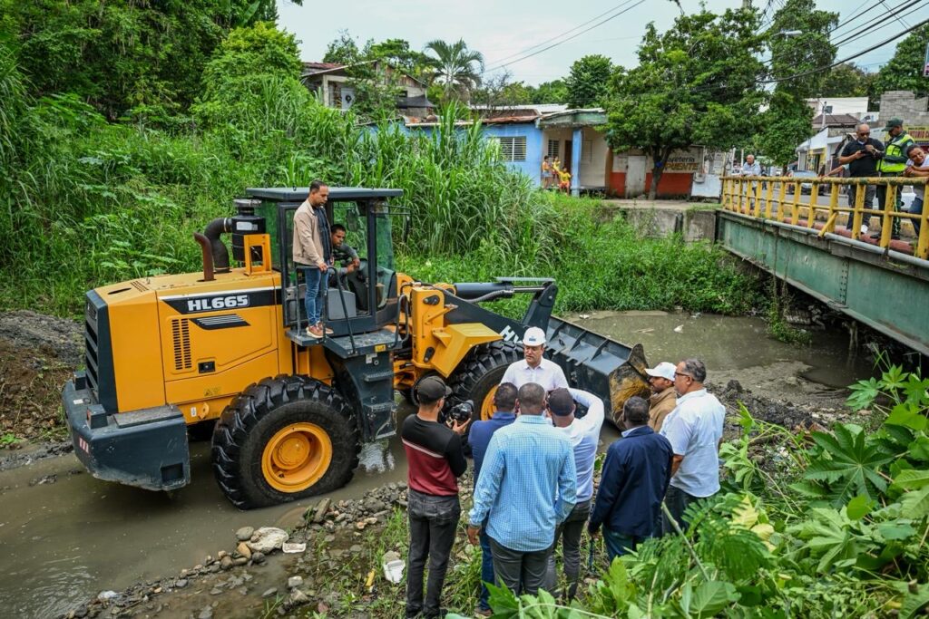 alcaldia de santiago realiza saneamiento de canadas ante lluvias por tormenta melissa 2