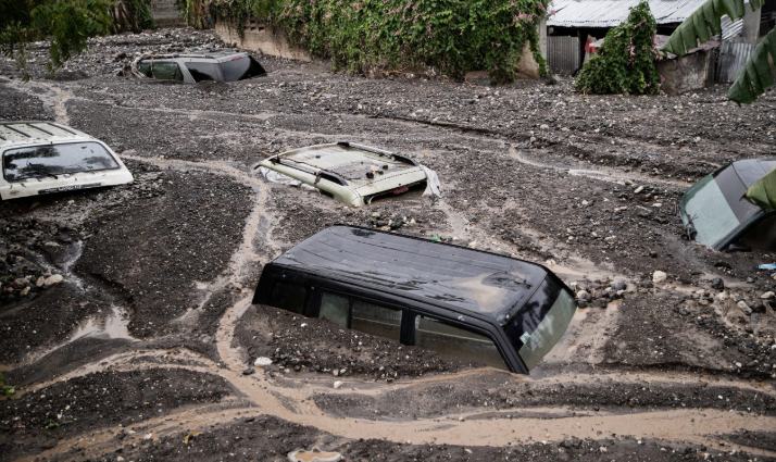 Automóviles sumergidos en el lodo tras el paso del huracán Melissa en Haití. Foto/fuente externa.