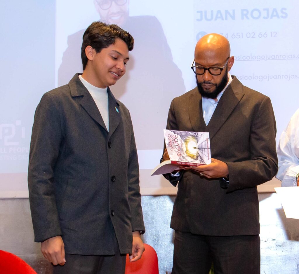 el periodista jahir castro saye junto al autor psicologo y abogado juan rojas