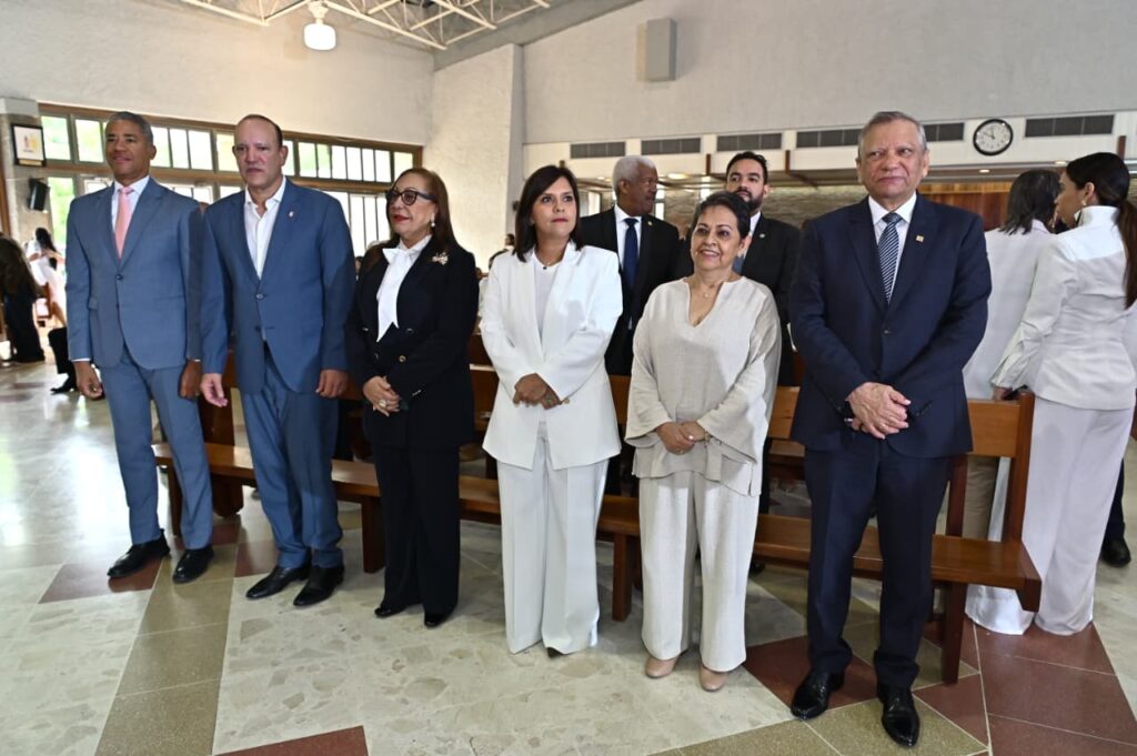 leopardo aguilera presidente junto a directivos del area de negocios durante la misa foto banreservas