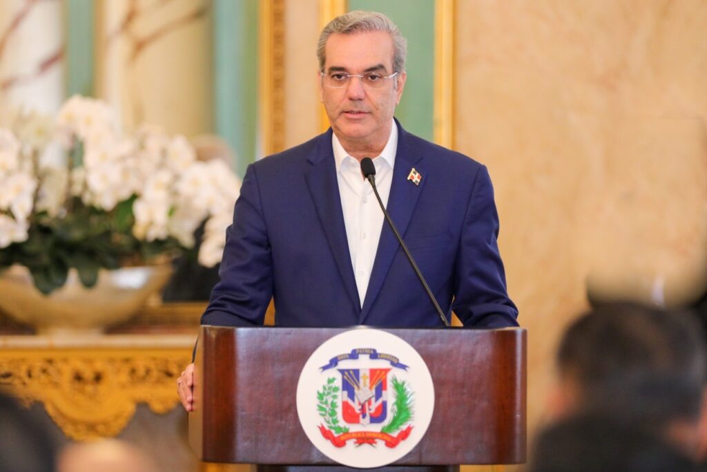 presidente luis abinader destaca aumento del consumo de leche de produccion nacional en el desayuno escolar (1)