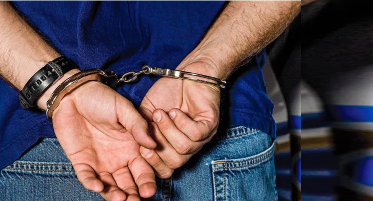 preso esposas en aeropuerto