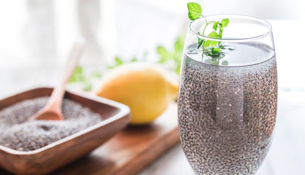 bebida de agua de semillas de chia con limon