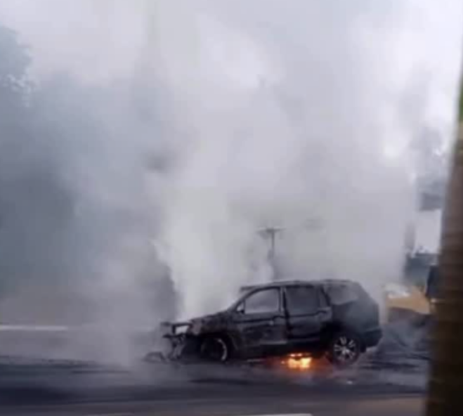 Vehículo incendiado en la avenida República de Colombia.