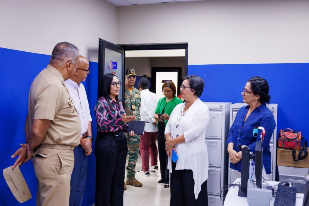 funcionarios onu en rd visitan centro de la dgm en haina los recibio lee ballester scaled