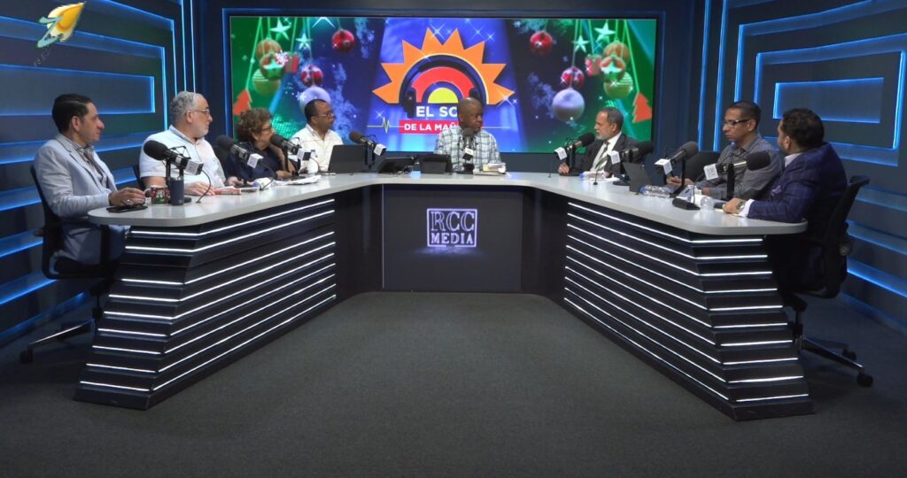 guillermo guzmán fermín junto al staff de el sol de la mañana