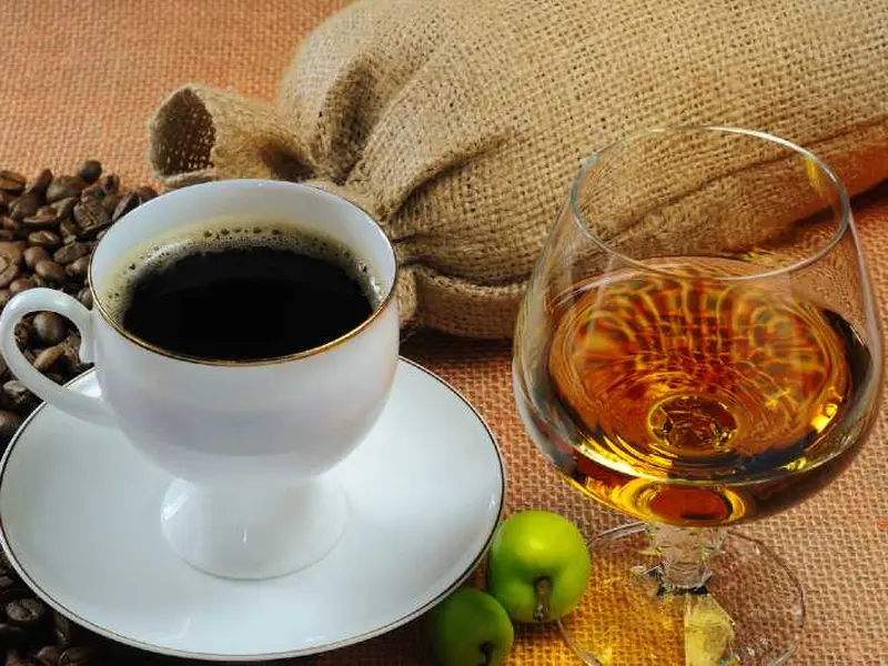 por que no debes mezclar el cafe con el alcohol