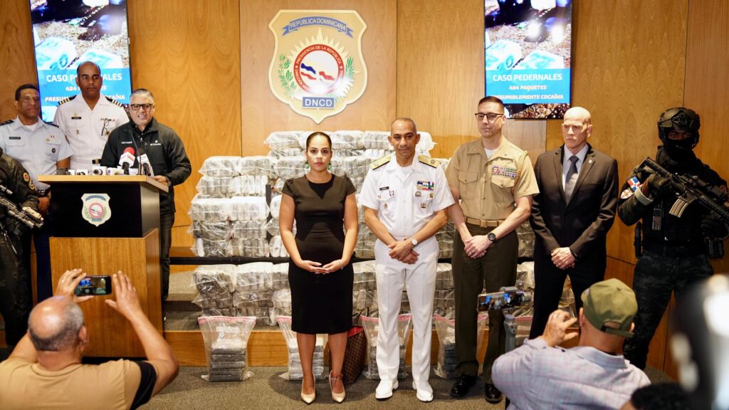 apresan dos hombres con cargamento de 484 paquetes de presunta cocaina en pedernales 5 scaled