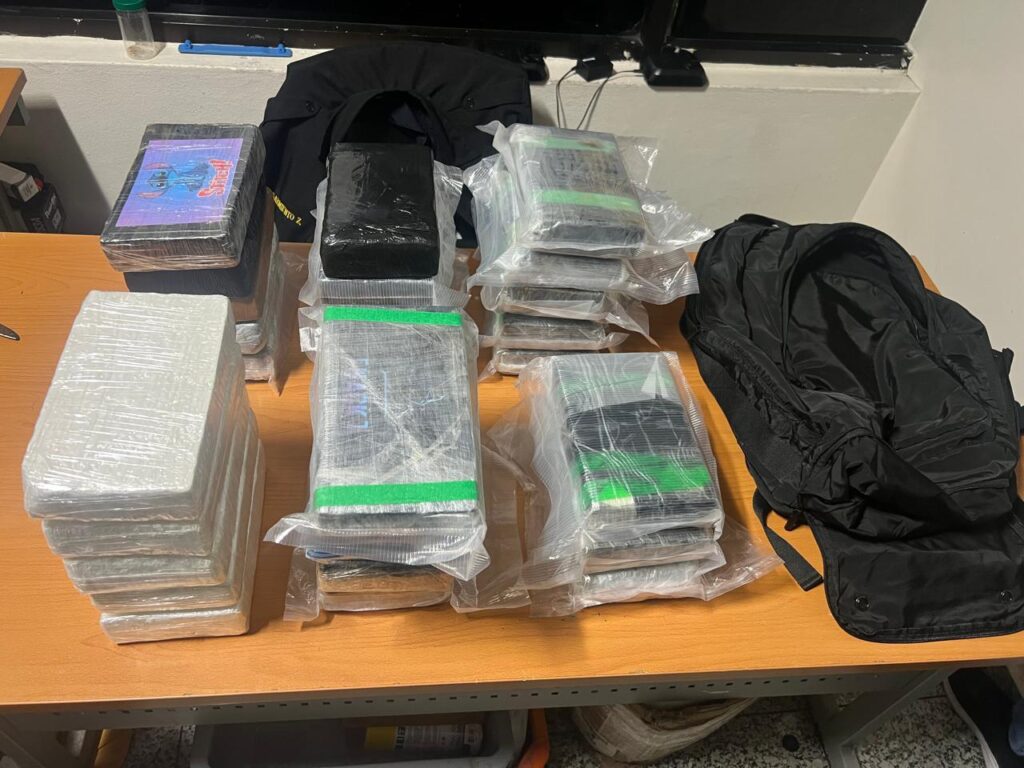 paquetes de presuntas cocaina incautdos en el aila foto dncd 1