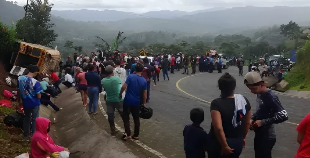 pasajeros se lanzan de bus en movimiento al quedarse sin frenos la tribuna