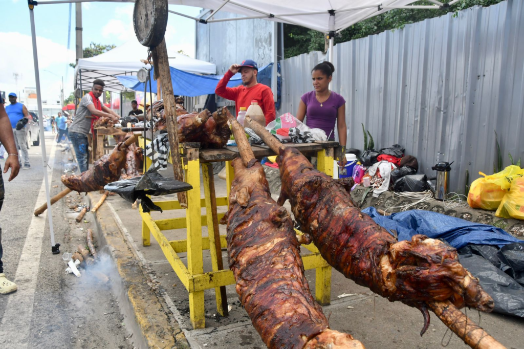 puesto de venta de carne de cerdo asado