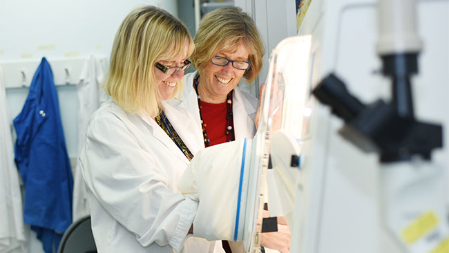 gabi dachs and margreet vissers in the lab 672866