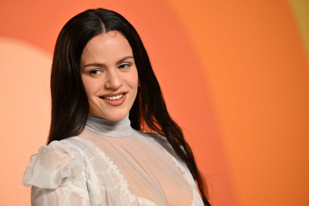 rosalia a su llegada a la vanity fair oscar party