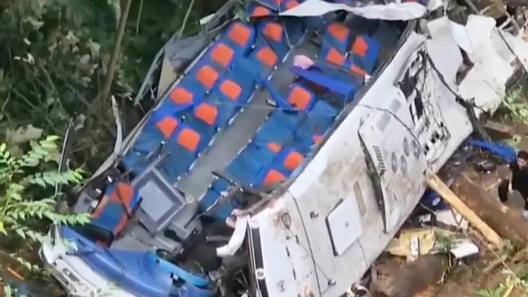 tragedia en colombia autobus lleno de estudiantes cae al vacio reportan al menos 17 muertos video