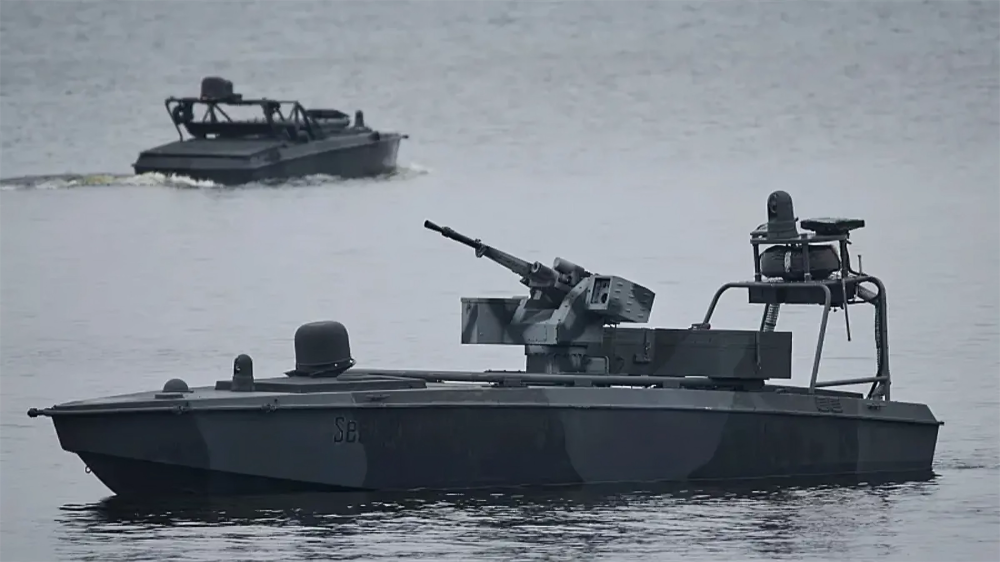 Lanchas patrulleras en el agua con armamento.