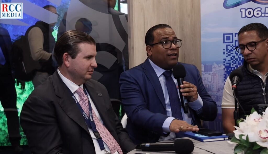 al centro, lenín bueno, viceministro de gestión ambiental del ministerio de ma