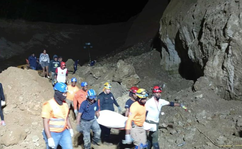 Miembros de los organismos de socorro trasladan el cuerpo de Eloy Peña luego del derrumbe en la mina de materiales ubicada en San Gregorio de Nigua, San Cristóbal. Foto/fuente externa.
