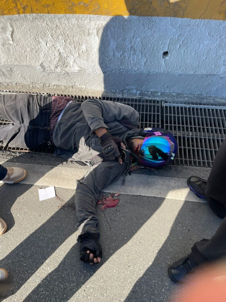 Persona caída en la calle, accidente de moto.