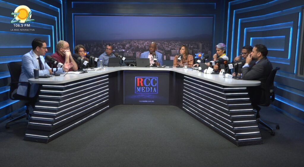 laura de copardom junto al staff de el sol de la mañana