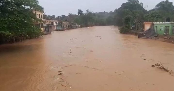 más de 350 viviendas afectadas por las inundaciones en gaspar hernández. el hotel maría cristina en peligro de colapso. gobierno envía ayuda.