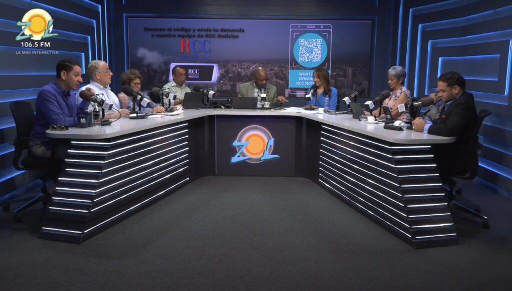 zoraima junto a los panelistas