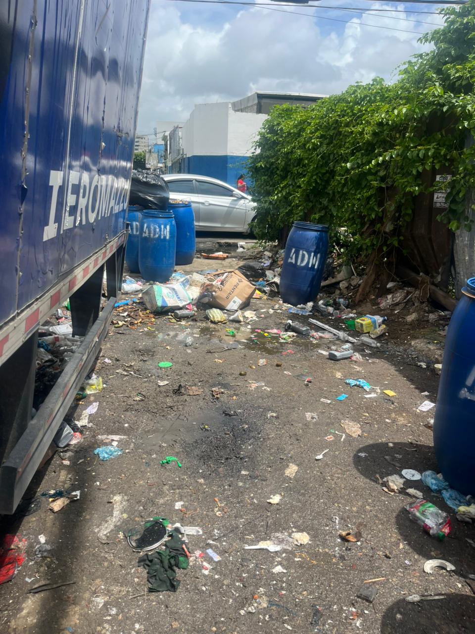 Basura persiste en la avenida San Martín pese a colocación de tanques ...