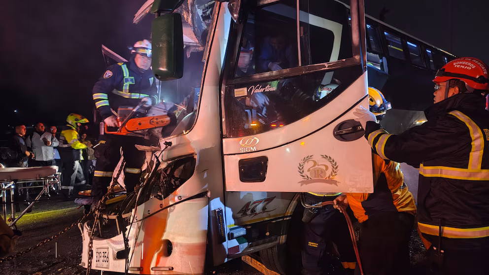 Accidente de bus en Colombia deja heridos tras volcamiento