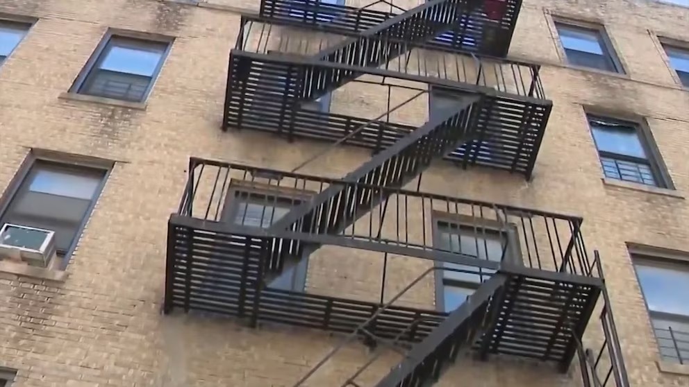 Niño de cinco años sobrevive a caída desde un tercer piso en El Bronx ...