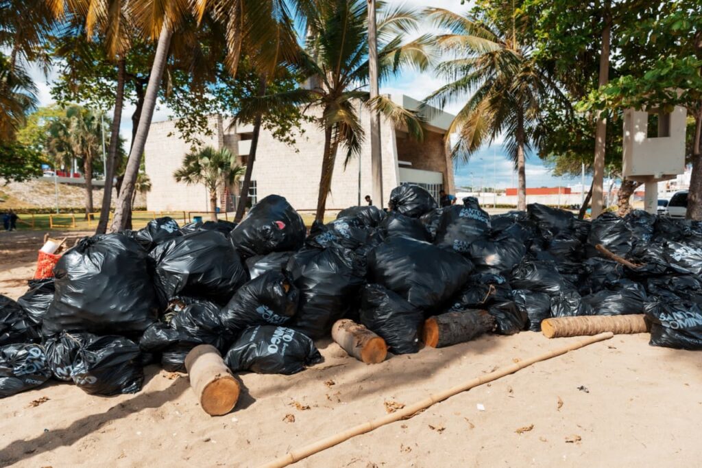 Retiran más de 170 fundas de desechos