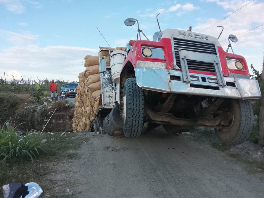 Se desploma puente en Cabuyas, La Vega, y cae camión de arroz