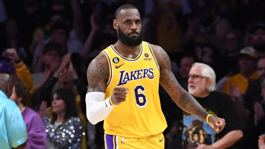 LeBron hace historia ante Cleveland