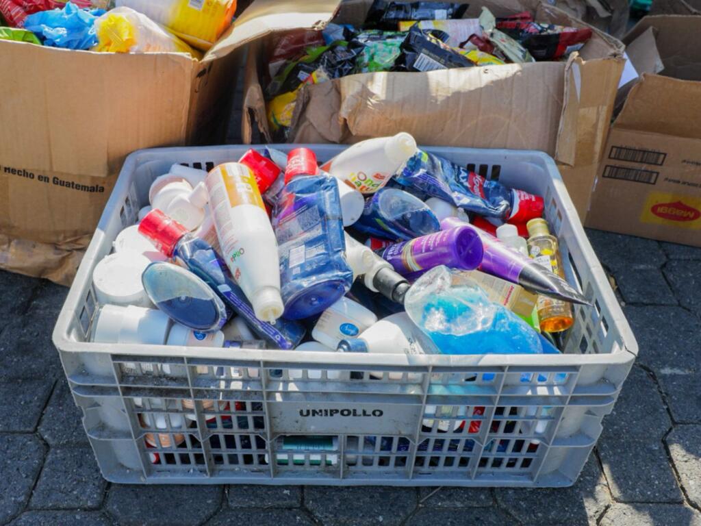 Incautan más de 6.8 toneladas de carne descompuesta y artículos falsificados en operativo en Santo Domingo Norte