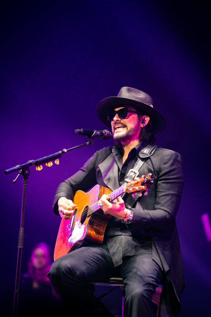 Beto Cuevas convierte el Teatro Nacional en una noche de nostalgia y rock íntimo