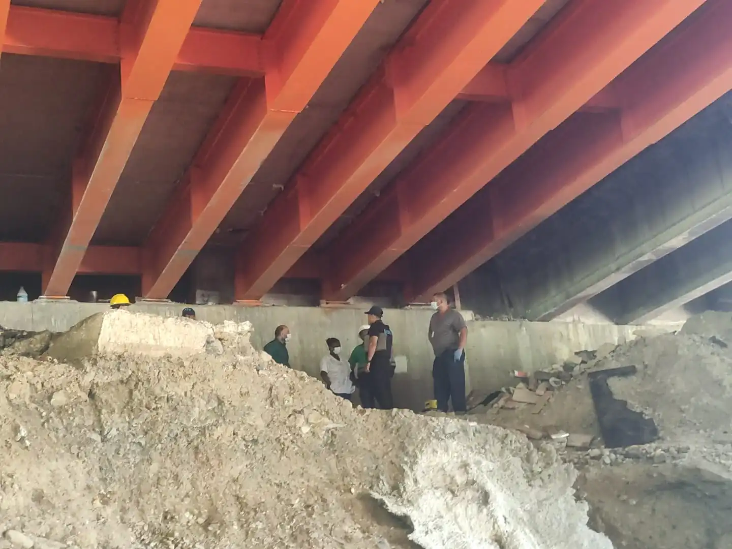 Hallan cuerpo calcinado bajo puente en La Vega