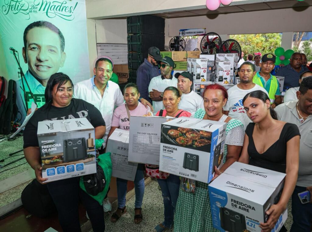 Entregan electrodomésticos y realizan show artístico