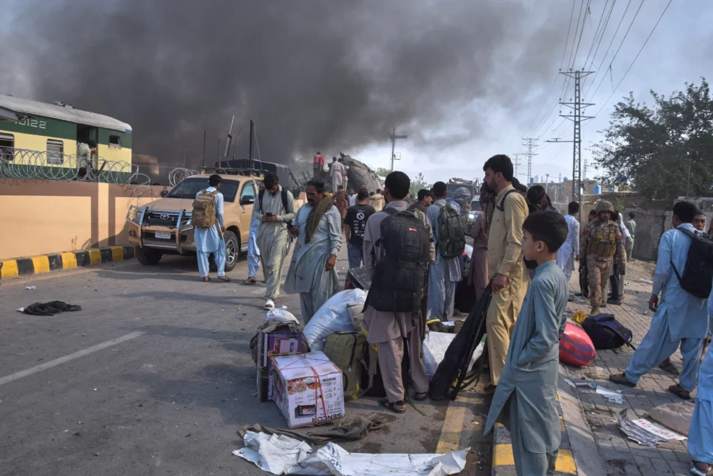 Atentado suicida contra tren en Pakistán deja al menos 23 muertos y decenas de heridos