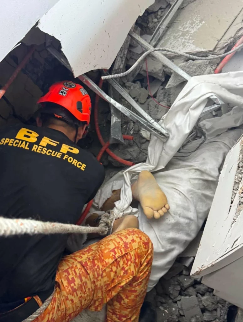 Rescatistas buscan sobrevivientes entre los escombros